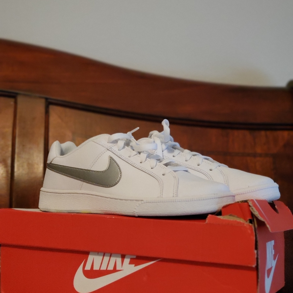 WMNS NIKE COURT ROYAL